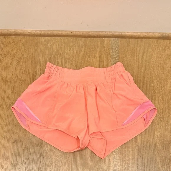 Lululemon Hotty Hot 2.5 inch shorts in cute bright coral pink shorts - Picture 1 of 3